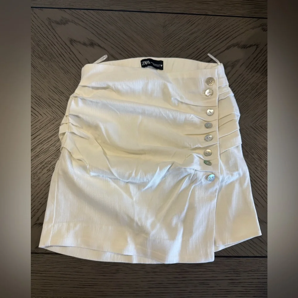 Zara Off-White Buttoned Mini Skirt - Picture 2 of 2